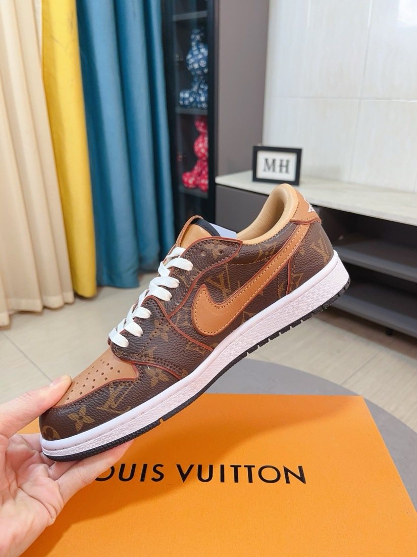 Nike Brown and Tan Patterned Low-Top Sneakers — model