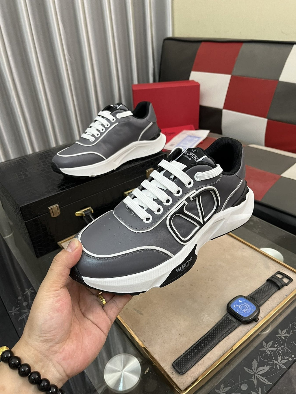 Outlined Emblem Low-Top Sneakers — model