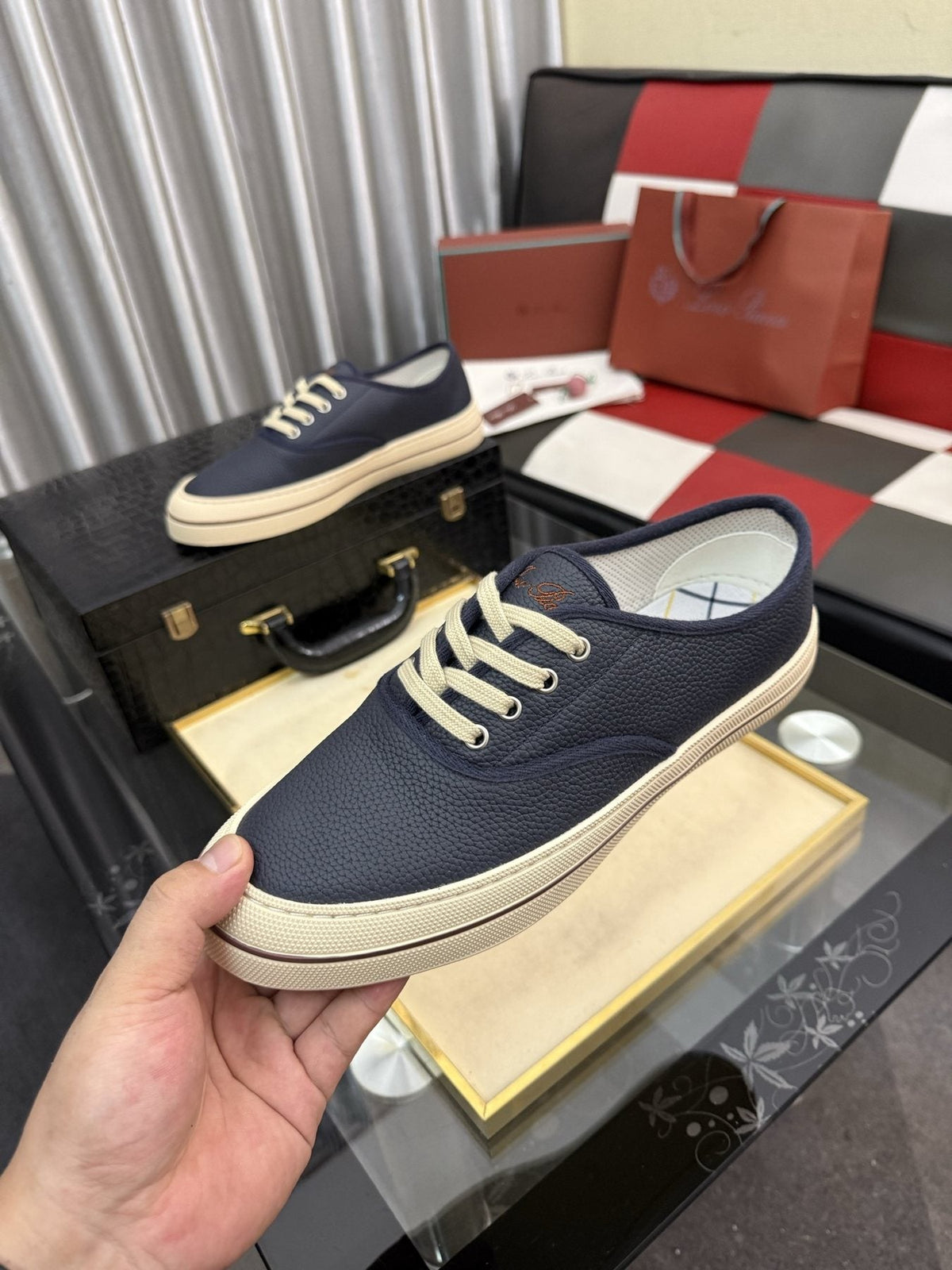 Men's Low-Top Lace-Up Casual Shoes — model