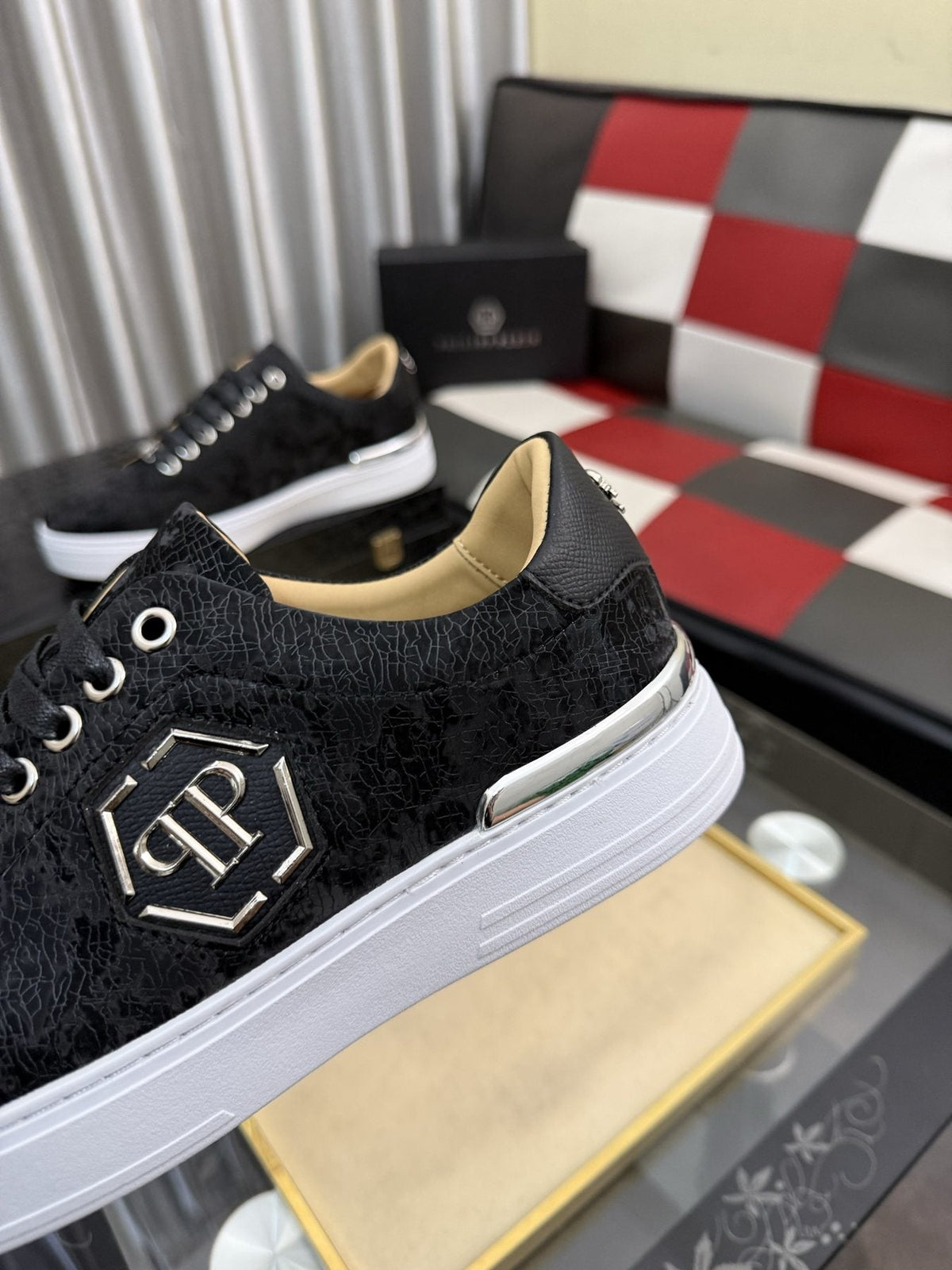 Philipp Plein Emblem Low-Top Sneakers — detail
