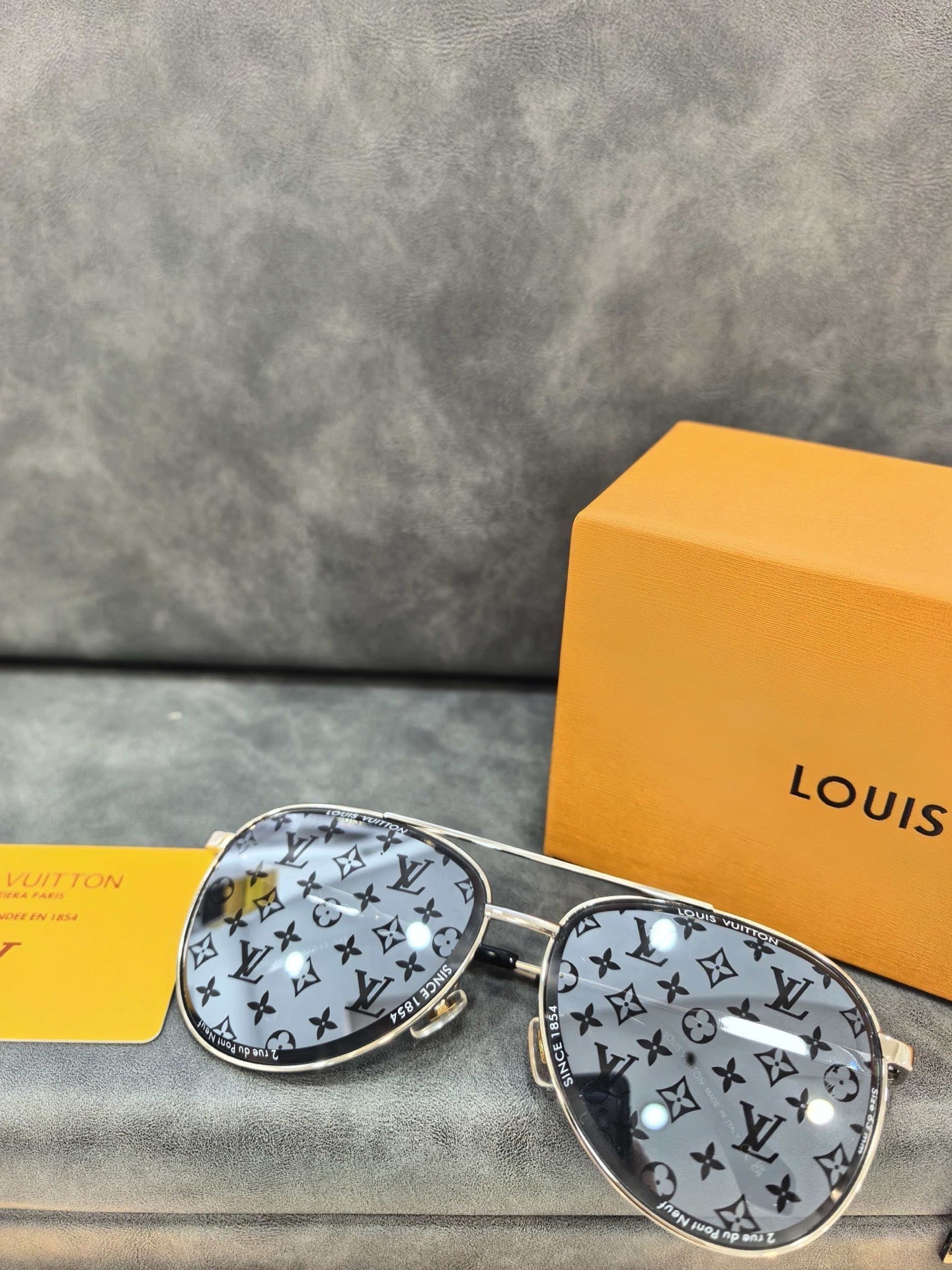 LOUIS VUITTON Sunglasses Z2636U